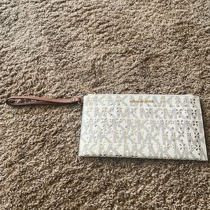 I have too many bags and Imm cleaning out my closet!